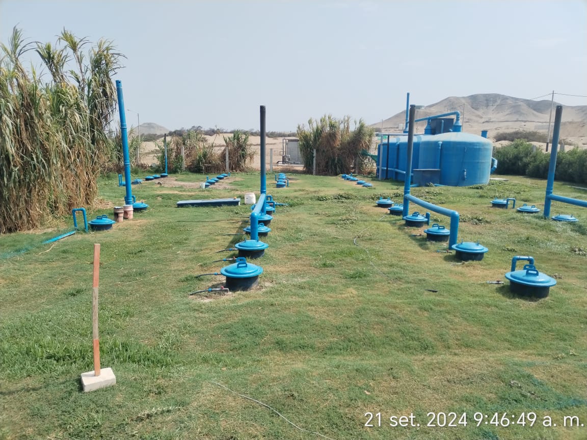 Equipo técnico en operación de planta de tratamiento de agua